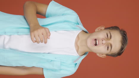 Vertical-video-of-Boy-with-toothache.